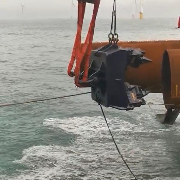 液压翻桩器-离岸海上风电施工案例